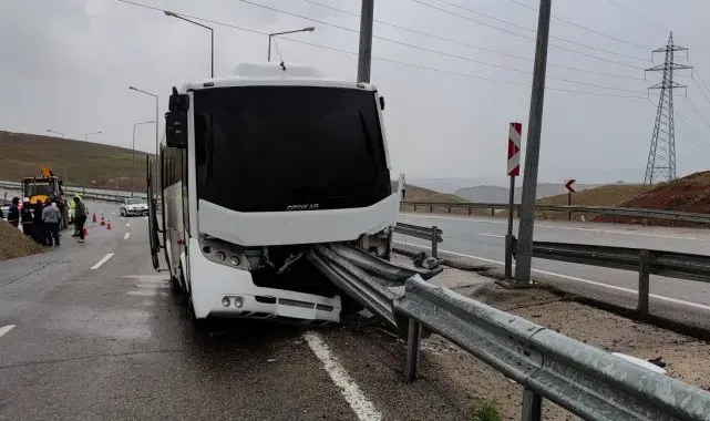 Siirt'te bariyere saplanan polis otobüsünde maddi hasar oluştu