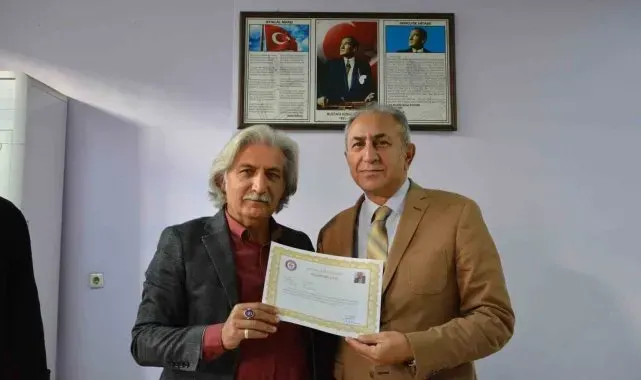 Emekliye ayrılacak olan 41 yıllık eğitimci Bülent Tonoz'a Başarı belgesi