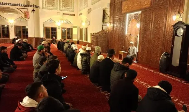 Aydınlı gençler vakit namazlarında buluşuyor
