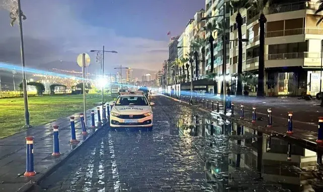 Fırtınanın vurduğu İzmir'de çalışmalar gece de sürüyor