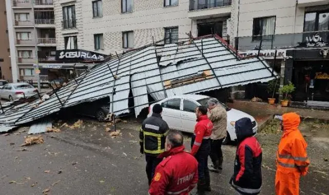 Zonguldak'ta fırtınada çatı uçtu; ev, iş yeri ve araçlar hasar gördü