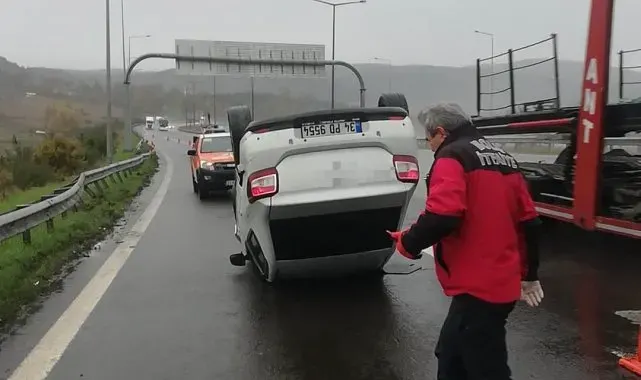 Otomobil otoyolda takla attı: 2 yaralı