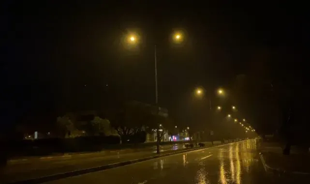 Uzunköprü'de yağış yolları göle çevirdi, bir araç suya gömüldü