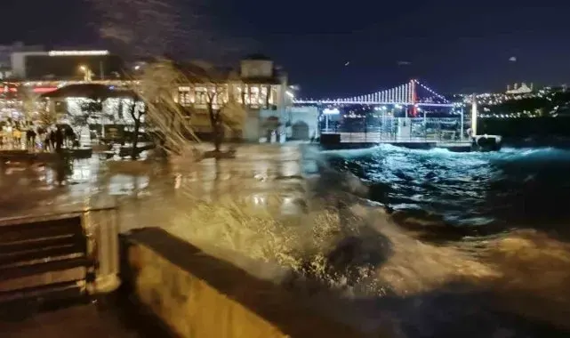 Marmara Denizi'nde fırtına: Dalgalar 2 3 metreye ulaştı, seferler iptal edildi