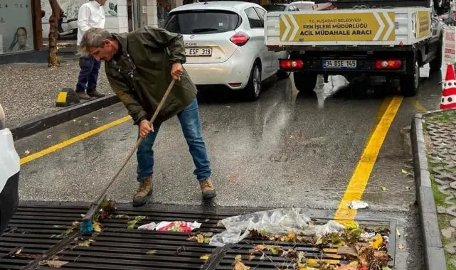 Kuşadası Belediyesi sağanağa karşı sahada