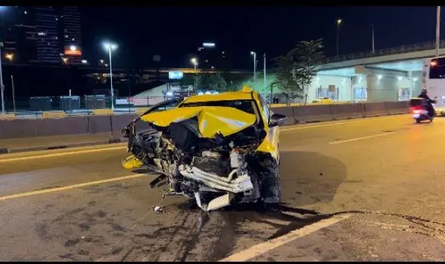 Kadıköy D-100'de ticari taksi bariyere çarptı: 1 yaralı