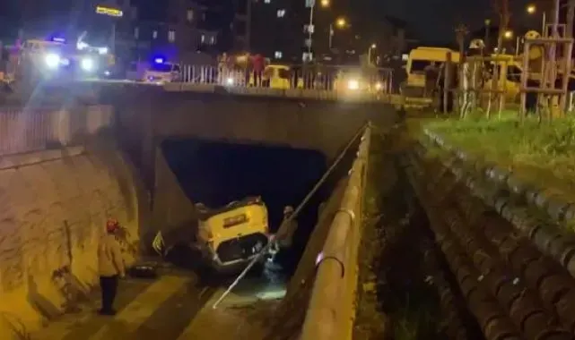 Sultanbeyli'de minibüsün çarptığı hafif ticari araç su kanalına uçtu