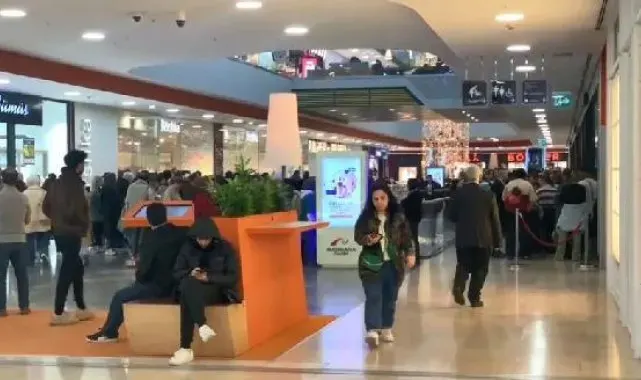AVM'lerde 'Şahane Cuma' kuyruğu