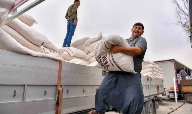 Mersin'de büyükbaş hayvancılıkla uğraşan çiftçilere 'mısır flake' yem desteği