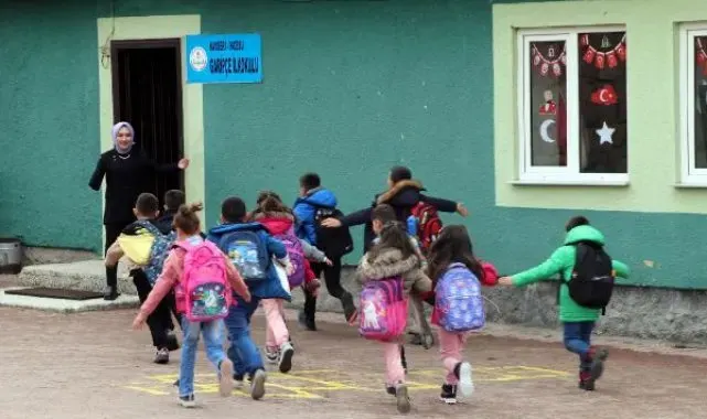 Depremde ailesini kaybeden Gamze öğretmen, acısını öğrencileriyle dindirmeye çalışıyor