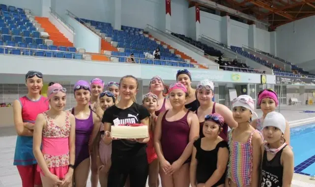 Öğrencilerden antrenörlerine unutulmaz 'Öğretmenler Günü' sürprizi