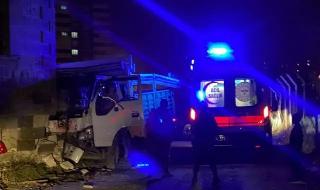 Dini nikahlı eşini darbedip, kamyonetle kaçarken kazada yaralandı