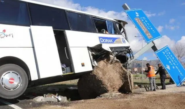 Tur otobüsü ile otomobil çarpıştı; 27'si Taylandlı, 29 yaralı