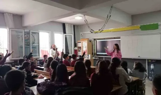 Öğrenciler ağız ve diş sağlığı konusunda bilgilendiriliyor