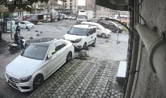 Sultangazi'de hafif ticari araca çarpan motosikletli kamerada