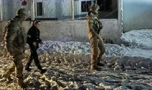 Yolları kardan kapanan köylerdeki 4 diyaliz hastasını jandarma hastaneye ulaştırdı