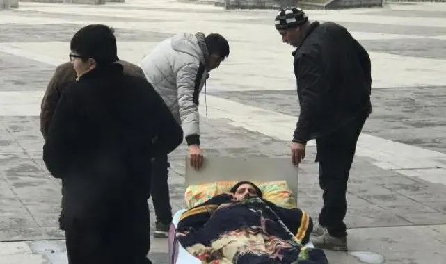 Boşanma davasına tekerlekli yatak ile getirildi