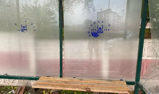 Elazığ'da şehir magandaları durak camlarını kırdı