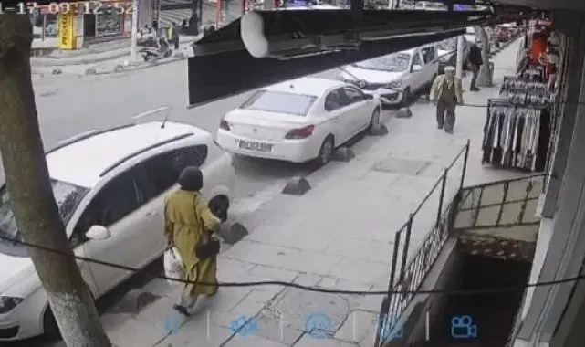 Sultangazi'de yolun karşısına geçmek isterken otomobil çarptı