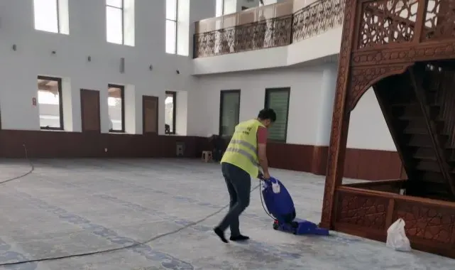 Bir yandan cami temizleyip diğer yandan huzurevi sakinlerinin yüzlerini güldürdüler