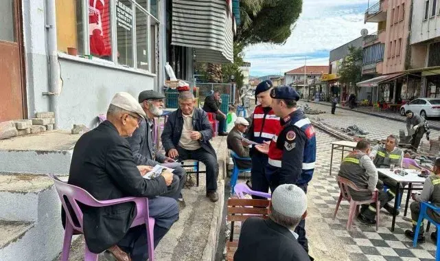 Jandarma ekipleri vatandaşları dolandırıcılık olaylarına karşı bilgilendiriyor
