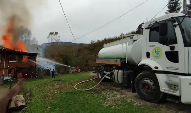 Bartın'da çıkan yangında 2 ev kül oldu