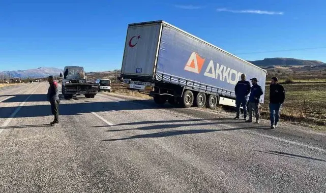 Gölbaşı'nda tır yoldan çıktı: 1 yaralı