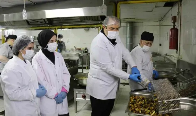 Müdür mutfakta öğrencilere yemek hazırladı