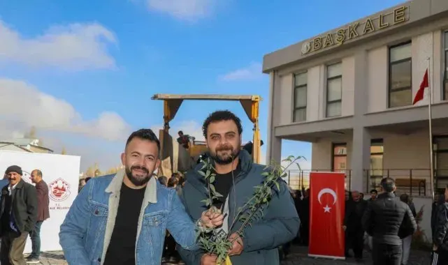 Başkale'de 10 bin badem ve ceviz fidanı dağıtıldı