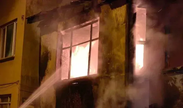 Devrilen ısıtıcıdan çıkan yangın evi küle çevirdi: 1 yaralı
