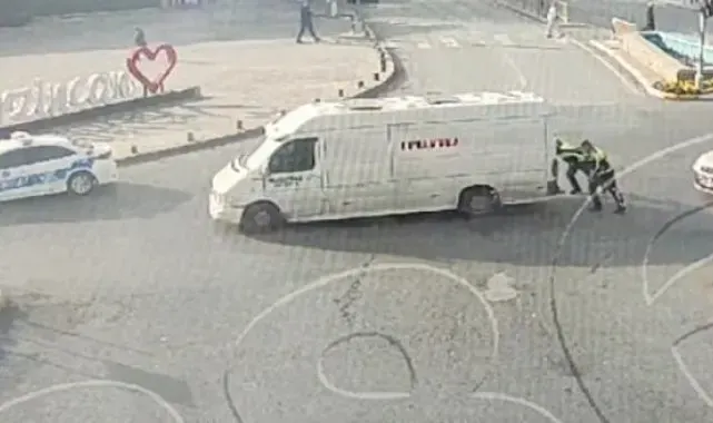 Trafik polisleri, kavşakta arızalanan minibüsü itti