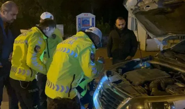 İnegöl'de aracın motorunda mahsur kalan kediyi polis kurtardı