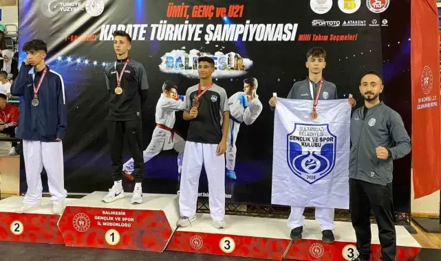 Sultangazi'de sporcular karate şampiyonasında 3 madalya kazandı