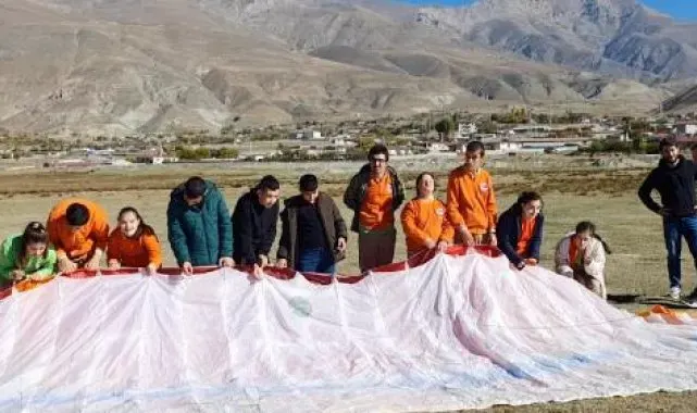 Erzincan'da özel çocukların yamaç paraşütü heyecanı