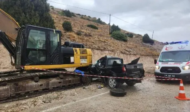 Eskişehir'de ekskavatöre çarpan kamyonetteki baba-kız öldü