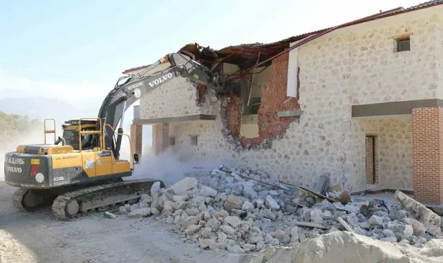 Kaş'ta kaçak yapılan yüzme havuzlu binalar ekipler tarafından yıkıldı