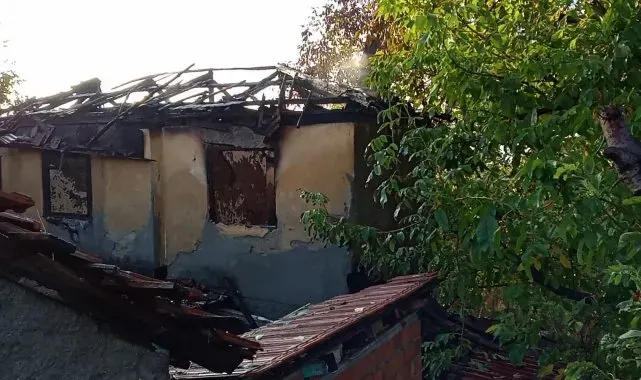 Bozüyük'te çıkan yangında 2 katlı müstakil ev alevlere teslim oldu
