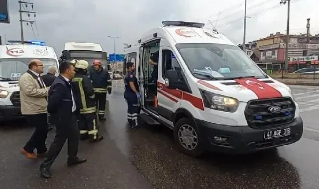TIR, halk otobüsüne çarptı: 8 yaralı