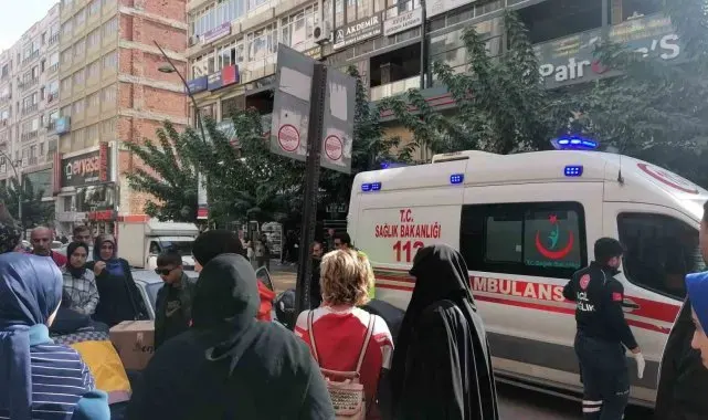 Caddede yürürken pikaptan fırlayan demir parçası ile yaralandı