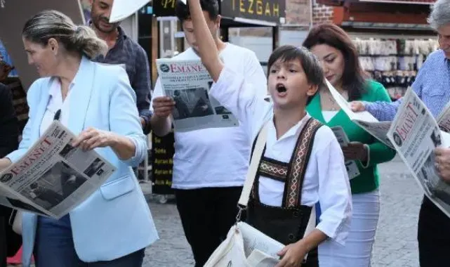 Cumhuriyet'in 100. Yılına özel hazırlanan gazete meydanlarda dağıtıldı: Vatandaşlar duygusal anlar yaşadı