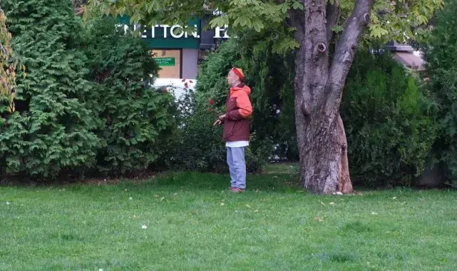 Şehir göbeğinde meditasyon yapan adam ilgi odağı oldu