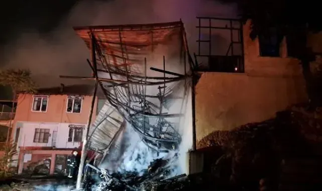 Antalya'da 2 katlı ahşap ev alev alev yandı; patlama ve panik anları kamerada