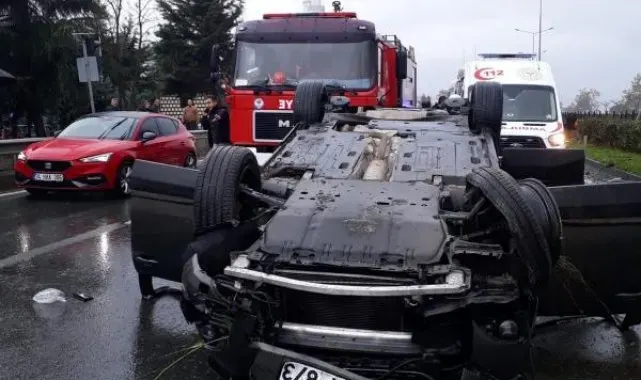 Cip bariyere çarpıp ters döndü; akademisyen çift yaralandı