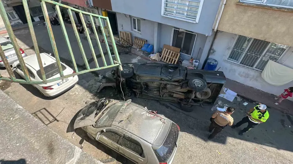 Pikap 5 metreden sokağa uçtu: 2 yaralı