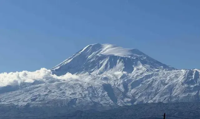 Iğdır'ın yüksek kesimlerine mevsimin ilk karı düştü