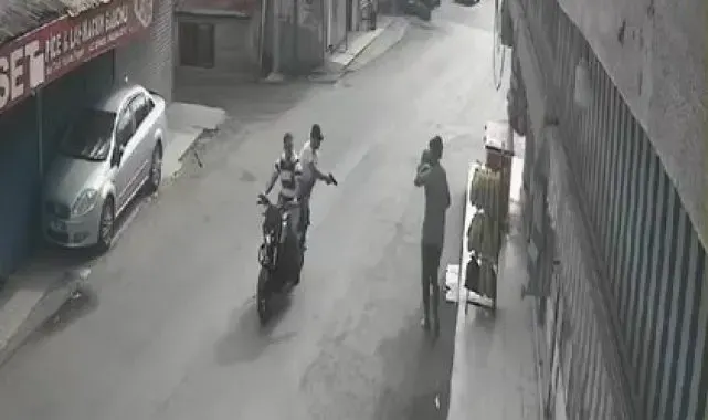 Motosikletli şüphelilerin silahlı saldırı anı kameralarda