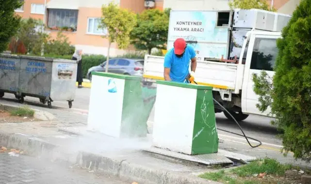 Çöp konteynerleri yıkanarak kötü konunun önüne geçiliyor