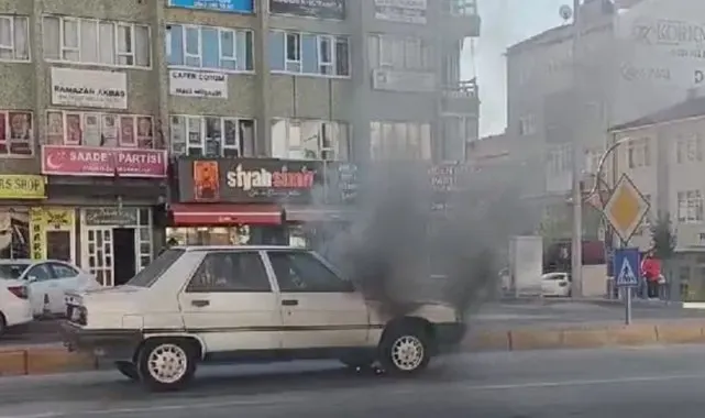 Konya'da trafik ışıklarında bekleyen otomobilde yangın