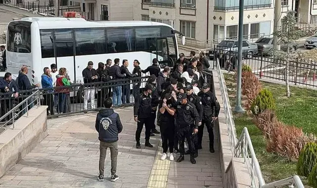 Bahis çetesi üyesi 10'u öğrenci 15 kişi adliyeye sevk edildi