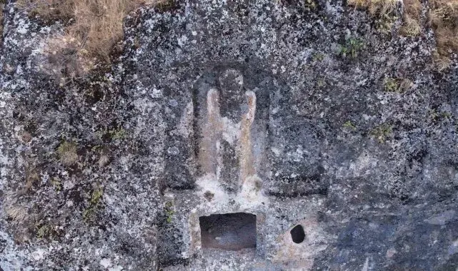 Adıyaman'da bin 700 yıllık kadın kabartmalı oda mezarı bulundu